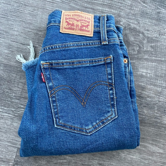 Levis High-Rise Skinny Jeans - Picture 3 of 3